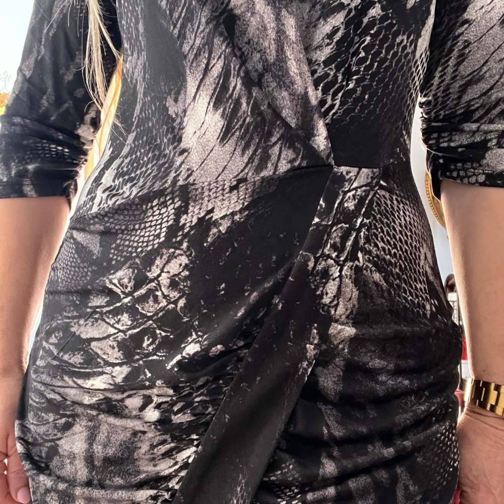 Le chateau form fitting dress - Picture 13 of 13